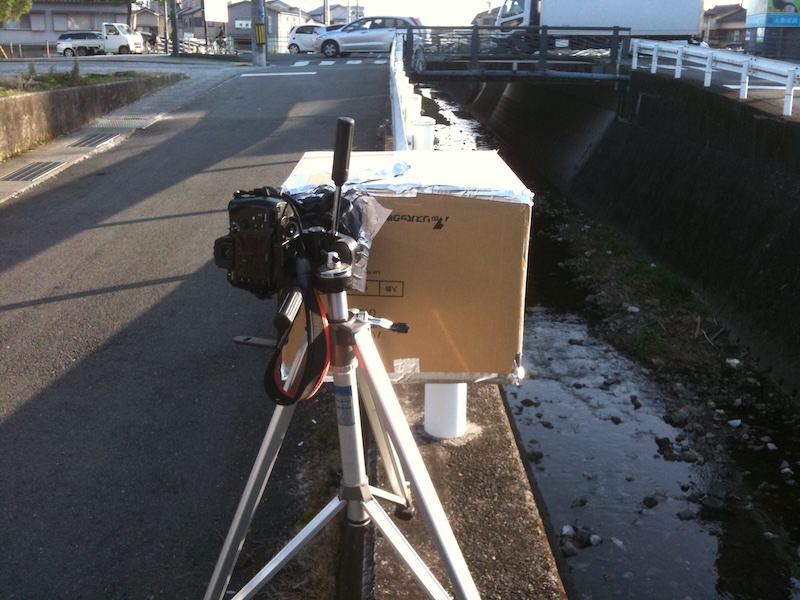ダンボールで作られた撮影装置
