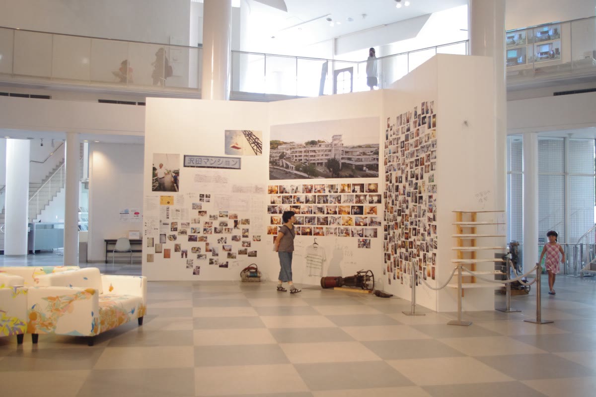 Des photographies fixées sur des panneaux blancs dans la salle