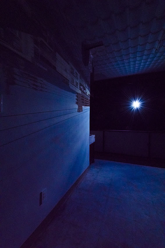 Un point de lumière entrant par l’ouverture dans une pièce obscurcie