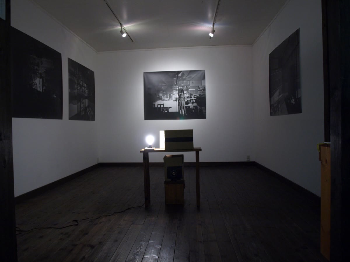 Un seul tirage et une table au fond d’une salle obscurcie