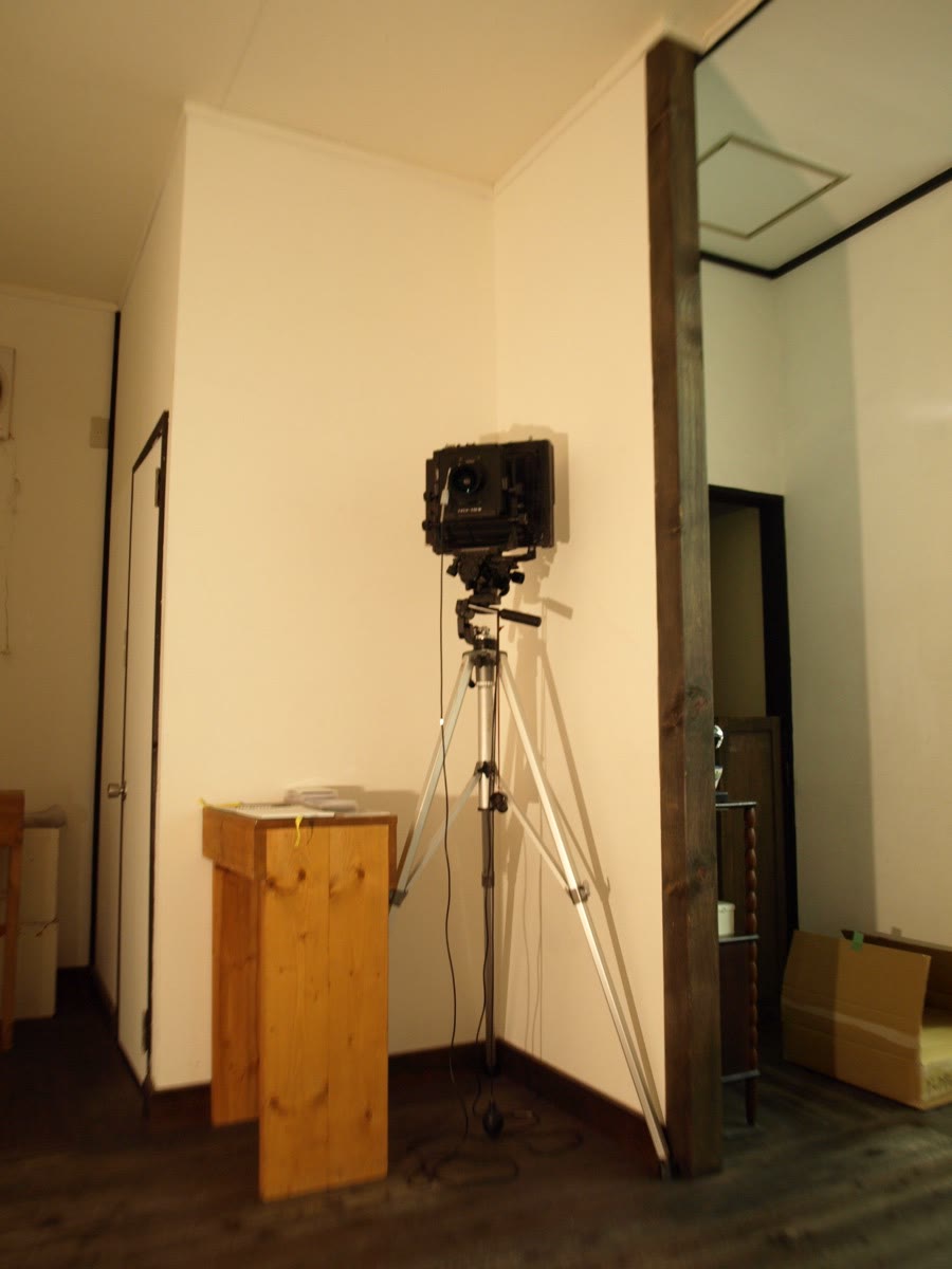 Une chambre grand format installée dans l’angle de la salle