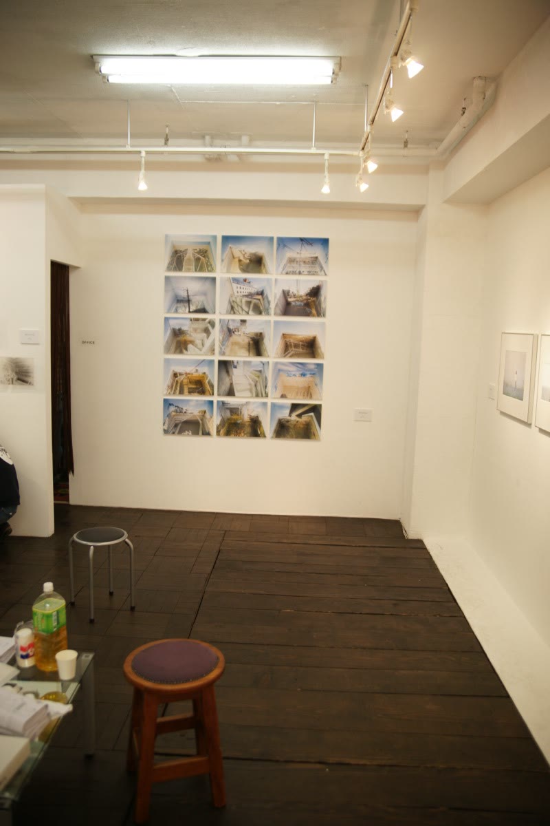 Un ensemble de photographies en couleur couvrant le mur