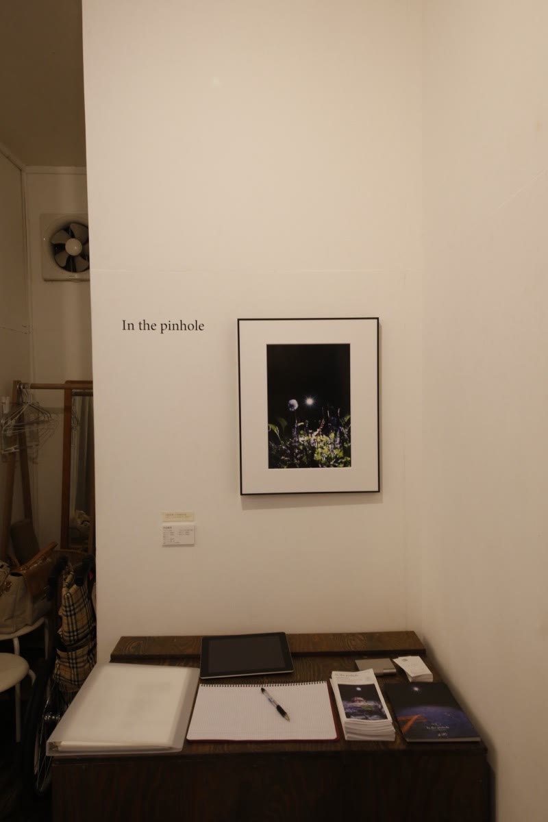 Una sola obra en la pared sobre una mesa baja