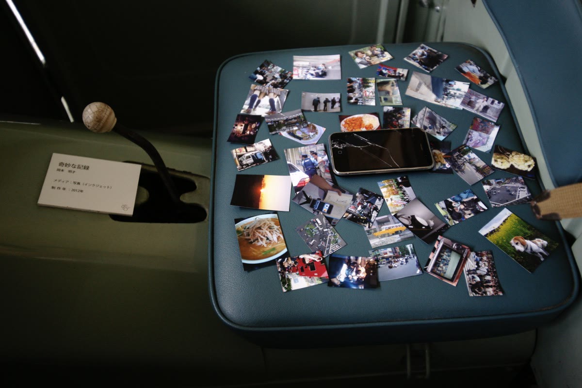 Un dispositivo colocado en el centro de las fotografías sobre el asiento