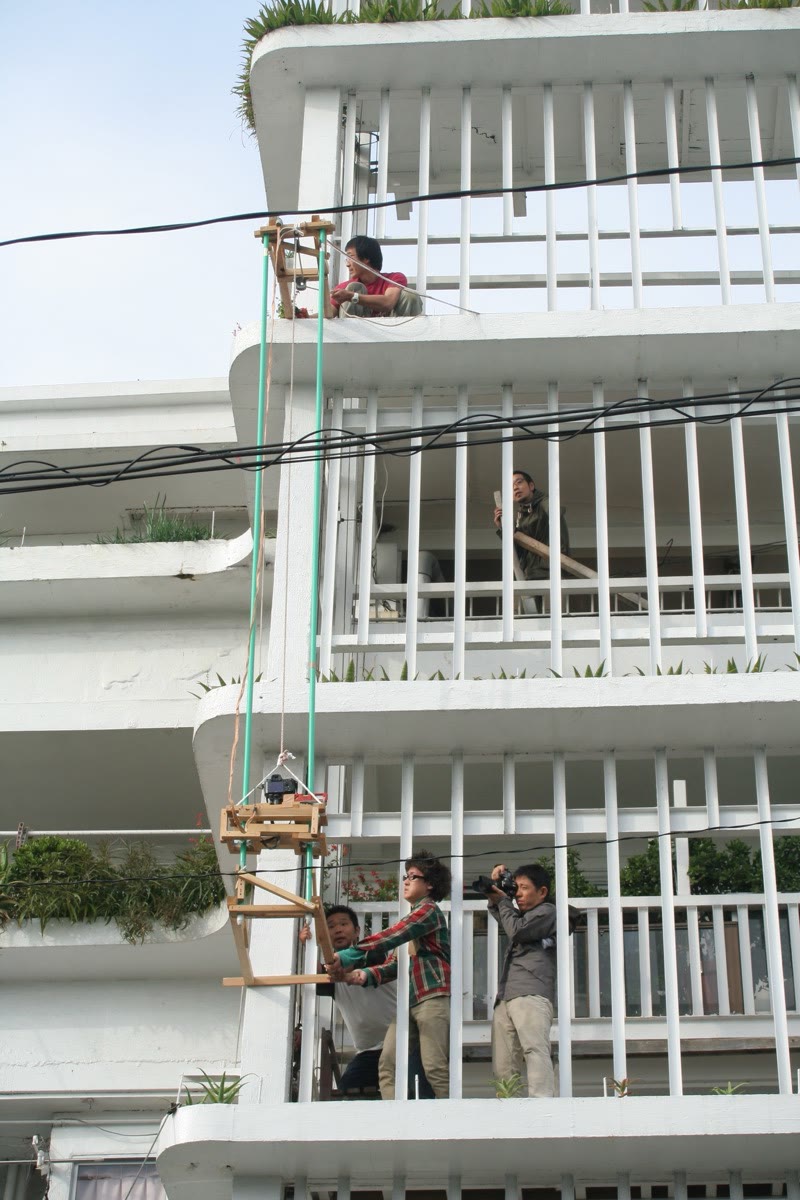 Tres personas manejando el bastidor desde distintas plantas